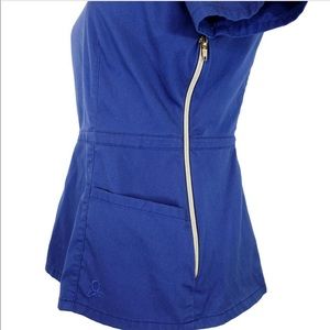 Jaanuu Round Neck Side Zipper Scrub Top